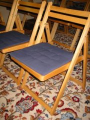 Sessel für die Konzertbesucher mit neuen Sitzpölstern