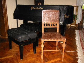 Sessel für die Musiker im Konzertsaal