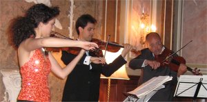 Martha Khadem-Missagh, Vahid Khadem-Missagh (Violinen) und Herbert Kefer (Viola)